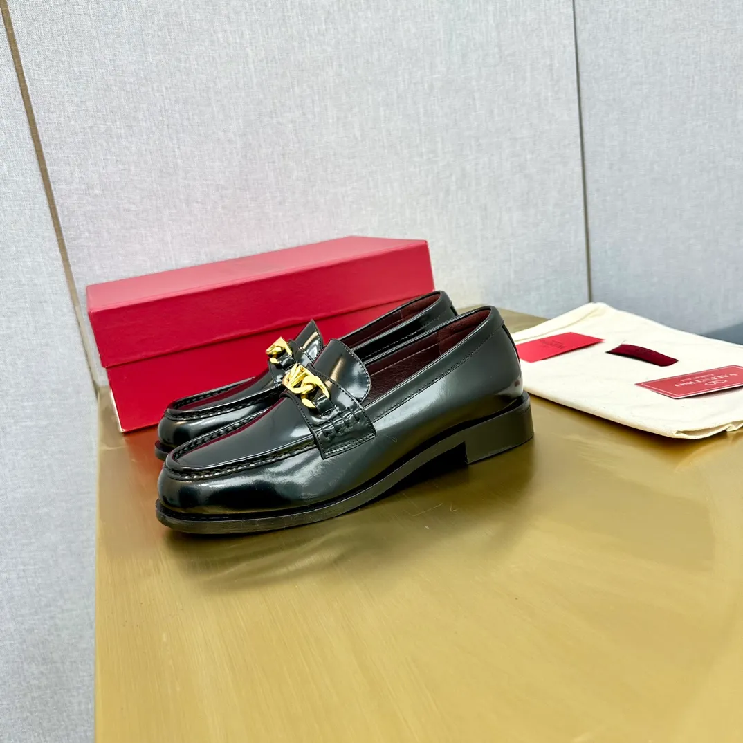 👟👟Ex-factory price 640👟👟 (genuine leather sole) 2024 [VALENTINO] Valentino's early spring fashionable slip-on loafers are hot new🆕 Versatile style with temperament💃🏻 Slay the whole audience immediately when you put it on [Love] The ultra-simple design is more timeless and attractive! Fashionable and neat feeling, it is a magic tool for increasing your height and slimming down ✨ The shoe collar is specially added with anti-wear latex! You won't feel tired after walking all day long🦶🏻 The upper is made of open-edge beaded cowhide fabric and matched with calfskin lining, which is full of texture. The bottom thickness is 4.0cm. Color: black, brown, coffee. Size: 35-40. Available from factory.